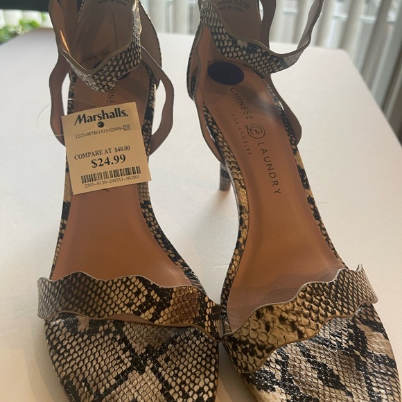 NIB Snake skin pattern heels - Picture 3 of 10